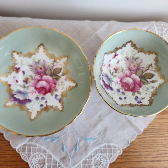 1950-S PARAGON VINTAGE BLUE CUBBAGE ROSE HEAVY GOLD DECORATED ENGLISH BONE CHINA - Picture 3 of 5